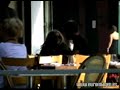 la joven y su novio, nate lowman compartieron un beso en una cena en el restaurante barbuto en el centro de la ciudad de nueva york.