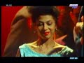 les negresses vertes 
voil� l'�t�
lyrics :


voila l�t� 
voila l�t� 
voila l�t� 
voila l�t� 

voila l�t�, japer�ois le soleil 
les nuages filent et le ciel seclarcit 
et dans me t�te qui bourdonnent? 
les abeilles! 
jentends rugir les plaisirs de la vie 
cest le retour des amours 
qui nous chauffent les oreilles 
il fait si chaud 
quil nous poussent des envies 
cest le bonheur rafra�chi dun cocktail 
les filles sont belles et les dieux sont ravis. 

enfin l�t� 
enfin l�t� 
enfin l�t� 
enfin l�t� 

enfin l�t�. 
mais ya d�j� plus dargent 
le tout paris se transforme en phobie 
le m�tro sue, tout devient purulent 
dans ses souliers, le passager abruti 
a dix doigts de pied qui sexpriment violemment 
ya plus damis les voisins sont partis 
l�t� paris cest plut�t relaxant 
on r�ve de plage 
et la seine est jolie. 

toujours l�t� 
cest pas du superflu 
il fait trop chaud, le soleil mabasourdit 
rillettes sous les bras 
javance dans la rue 
je pense a ces cons qui se font chier dans le midi 
tous ces torche-culs qui vont cuire dans leurs jus 
tous ces noies, la mer quelle saloperie 
et sur les routes le danger �a vous tue 
vivement lautomne, je me sens tout aigri. 

toujours l�t� 
toujours l�t� 
toujours l�t� 
toujours l�t� 

voila l�t�, japer�ois le soleil 
les nuages filent et le ciel seclarcit 
et dans me t�te qui bourdonnent? 
les abeilles! 
jentends rugir les plaisirs de la vie 
cest le retour des amours 
qui nous chauffent les oreilles 
il fait si chaud 
quil nous poussent des envies 
cest le bonheur rafra�chi dun cocktail 
les filles sont belles et les dieux sont ravis. 

voila l�t� 
enfin l�t� 
toujours l�t� 
encore l�t�.