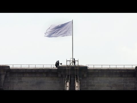 bridge - Two bleached-white American flags mysteriously appeared atop the Brooklyn Bridge Tuesday morning. It is unknown whether this stunt was an art project, a political statement or just tomfoolery....