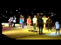 Festa com Selena! Girl chama fãs para o palco