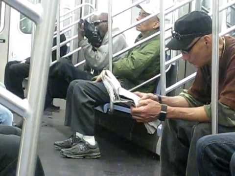 Homem lambe o sapato no metro