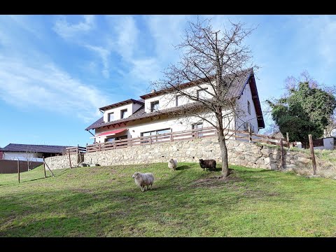 Video Exkluzivní nabídka rodinného domu s velkorysým pozemkem na břehu řeky Sázavy.