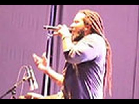 Ky-mani Marley y su hijo Nesta en el escenario de Bahía Inglesa
