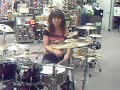 Paula Nozzari tocando bateria na Guitar Center de Chicago.