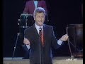 el cantautor gallego interpreta uno de sus muchos �xitos.