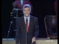 el cantautor gallego interpreta uno de sus muchos �xitos.