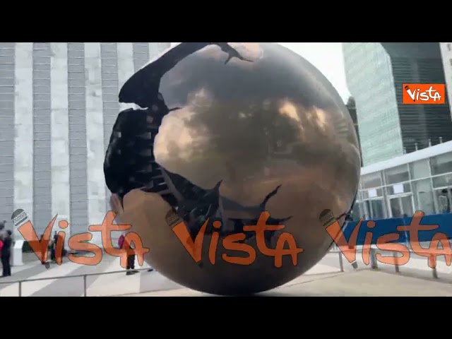 "Sfera con Sfera", la statua di Arnaldo Pomodoro davanti alla sede dell'Onu a New York