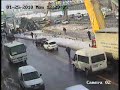 Un camion destruye un puente