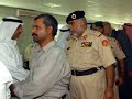 شارك في تشييع الجنازة أكثر من 20 ألف من أهل الكويت ومحبيه من أنحاء العالم، يتقدمهم نائب الأمير وولي العهد الشيخ نواف الأحمد، ورئيس مجلس الأمة بالإنابة د. محمد البصيري ود.إسماعيل الشطي نائب رئيس الوزراء ، ووزيري الأوقاف د. عبد الله المعتوق، ووزير الأشغال بدر الحميدي ، وأعضاء مجلس الأمة الكويتي ووفد من جماعة الإخوان المسلمين ضم الدكتور عبد المنعم أبو الفتوح عضو مكتب الإرشاد والدكتور سعد الكتاتني رئيس الكتلة البرلمانية للإخوان في مجلس الشعب المصري والشيخ سيد عسكر أحد علماء الإسلام وعضو مجلس الشعب وقد قدم الوفد العزاء باسم المرشد العام للجماعة محمد مهدي عاكف الذي منعته السلطات المصرية من السفر لتقديم واجب العزاء ، كما شارك في تشييع الجنازة وفد من الحركة الاسلامية في الأردن برئاسة الشيخ سالم الفلاحات المراقب العام للاخوان في الأردن ووفد من السودان حضر بطائرة خاصة بامر من الرئيس البشير وراس الوفد المشير عبد الرحمن سوار الذهب رئيس الجمهورية السابق وضم عددا من العلماء والمسئولين في مقدمتهم الأستاذ صادق عبد الله عبد الماجد المراقب العام للإخوان في السودان جمع غفير من قيادات العمل الإسلامي في منطقة الخليج العربي  وعدد من سفراء دول العالم.وقد امتلأت مقبرة الصلبيخات بالمشيعين ما اضطرهم إلى صلاة  الجنازة علي الفقيد الكبير ما يزيد على 15 مرة في جماعات متتالية.