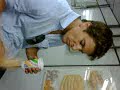 Borracha comendo lanche do projac.
