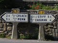 Δε θέλω να γλιτώσω από τα όμορφα     Στίχοι: SadahziniaΜουσική: B.D FoxmoοrΠρώτη εκτέλεση: SadahziniaΠως να σου πω για αυτές τις σκέψεις που σταθήκαν στο μυαλό μου,θρονιαστήκαν και φωτίσανε για λίγο τ' όνειρό μουκι οι στιγμές χορέψανε μπροστά μου σα σκιές·άλλες ανήκαν εδώ κι άλλες χανόντουσαν στο χτες.Σκορπισμένες όλες στης ζωής το βιβλίοκι οι σελίδες οι θαμπές, τσακισμένες στα δύονα μου θυμίζουν ότι κάπου στα παλιά τα μονοπάτιαείναι της μνήμης μου τα πιο όμορφα κομμάτια·αγαπημένα σαν όργανα παλιά ξεκουρδισμένα,μακριά από μένα, περασμένα ξεχασμένα,ξεμακραίνουν λίγο- λίγο μ' ένα χρόνο σακάτηκι έτσι φουντώνει του πόνου το γινάτι.Ίσως μεγάλωσα και κάπως παραπάνωκαι στην ανάγκη να πάψω και το κέφι μου να κάνω,μα θα μικρύνω και θα σβήνω τη χαρά μουκι αυτά τα ωραία που κυλήσανε μπροστά μου.Γι' αυτό γυρίζω στα παλιά να ξεδιψάσω·οι στιγμές μου μ' αφήνουνε παρέα να ξαποστάσωκαι λιγώνουν τη ψυχή μου κάθε τόσο.Από τα όμορφα δε θέλω να γλιτώσω.Δε θέλω να γλιτώσω από τα όμορφα,γιατί εκείνα την ασκήμια μου σκεπάζουνκι όταν φοβάμαι τα πιο μεγάλα ψέμματα,μακάρι πάντα να μου τάζουν.Δε θέλω να γλιτώσω από τα όμορφα,ούτε για λίγο σου λέω να τ' αποφύγω.Τα φτιάχνω θύμηση και τα ντύνω όνειρακαι μες στη σκέψη μου τα πνίγω.Είναι τα όμορφα με τ' άσχημα μπλεγμένα,πάνω στης μοίρας τα παραμύθια κεντημένα,ξαναμμένα με τραβάνε στο χορό τους το τρελό·ψάχνω τα βήματα να βρω και χάνω το ρυθμό.Μα όταν με πιάσουνε τα όμορφα απ' το χέριμε ταξιδεύουνε στου ήλιου το κρυμμένο μου αστέρικαι μου ανοίγουν τη ψυχή να τραγουδήσω,με τη βροχή του κόσμου να νυχτοπερπατήσω.Όμως, δε ξέρω αν πρέπει να μείνω ή να φύγω,αφού τα όμορφα κι αυτά κρατάνε λίγοκαι μένει ο φόβος στη ζωή συνοδοιπόροςσε κάθε ανάσα, κάθε σκέψη απαράβατος όρος.Κι ενώ το ψέμα κι εγώ είμαστε πράματα χώριανα με γλιτώσει θέλω, όταν φοβάμαι, από τα ζόρια.Μικρό το κακό, αφού τουλάχιστον θα ζήσω,τις κλεμμένες στιγμές για λίγο όνειρα θα ντύσω.Ας λένε πως τα δύσκολά θεριεύουν τη ψυχή,είναι ο πόνος όμως, στιχοπαιδεύτρα ευχή.Μη με αφήσεις εδώ πέρα να στοιχειώσω,από τα όμορφα δε θέλω να γλιτώσω.