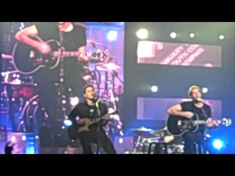 Nickelback & Joe Nichols Sing Rockstar in Nashville