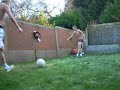全裸ストリップしながらサッカーをする少年！