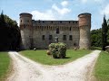 Storia I primi insediamenti umani si installarono nel luogo dove il fiume Tevere compie una brusca virata verso destra e si riferiscono al popolo umbro (periodo del bronzo finale), come attestato dai reperti rinvenuti nel castelliere di Monte Acuto. Numerosi sono anche i resti di insediamenti romani: sulle colline di Polgeto, a Romeggio sul lato destro del Tevere, e nella zona della chiesa di Santa Maria. Secondo la tradizione, Umbertide fu ricostruita nel IX secolo o, secondo altri studiosi, nel X secolo, sotto il nome di Fracta filiorum Huberti o Fratta, non troppo distante dalla cittadina romana di Pitulum Mergens, le cui vestigia si ritiene si trovino nei pressi di Santa Maria di Sette. I primi documenti storici sulla Fratta risalgono al 12 febbraio 1189, quando il marchese Ugolino di Uguccione, signore di Castiglione Ugolino e di Fratta, sottoscrisse l'atto di sottomissione pacifica alla città di Perugia: tale atto di sommissione pose fine ad ogni tentativo di trovare alleati in Toscana. Monumenti e luoghi d'interesse [modifica] I principali monumenti nel paese sono la Rocca medievale, ora adibita a centro di esposizioni, e le chiese. Fra queste, la Collegiata di S. Maria della Reggia, con tele del Pomarancio,la gotica S. Francesco, la chiesa e il museo di Santa Croce con la deposizione di Luca Signorelli, la chiesa di Santa Maria del 1486, con un affresco del Pinturicchio. Molto ben considerato è il Teatro dei Riuniti, restaurato con grande cura. Fuori dell'abitato <b>...</b>