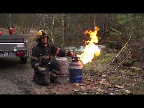 Gaszenie palącej butli z gazem. Niesamowity instruktor.