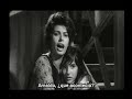 http://vidaen35mm.blogspot.com/2007/06/dos-mujeres.html
segunda guerra mundial / a�o 1943. italia durante los nueve meses de ocupaci�n alemana. cesira (sophia loren) es una campesina que, tras casarse, se va a vivir a roma, pero se ve obligada a huir de la capital por el avance de la guerra. preocupada por la su peque�a hija rosetta, de trece a�os, la mujer decide refugiarse en casa de unos parientes en los montes de ciociaria, donde a su llegada es acogida con entusiasmo y calor humano. la vida discurre serena lejos del frente, casi ignorando el conflicto que est� destruyendo el pa�s. la bella cesira encuentra el cari�o de michele (jean paul belmondo), un joven intelectual que quiere ser partisano y que, enamorado de ella, intenta persuadirle para que se una a la idea de un mundo nuevo, iluminado por un sentido m�s elevado de la justicia. (filmaffinity) http://www.filmaffinity.com/es/film122819.html