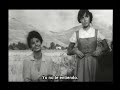 http://vidaen35mm.blogspot.com/2007/06/dos-mujeres.html
segunda guerra mundial / a�o 1943. italia durante los nueve meses de ocupaci�n alemana. cesira (sophia loren) es una campesina que, tras casarse, se va a vivir a roma, pero se ve obligada a huir de la capital por el avance de la guerra. preocupada por la su peque�a hija rosetta, de trece a�os, la mujer decide refugiarse en casa de unos parientes en los montes de ciociaria, donde a su llegada es acogida con entusiasmo y calor humano. la vida discurre serena lejos del frente, casi ignorando el conflicto que est� destruyendo el pa�s. la bella cesira encuentra el cari�o de michele (jean paul belmondo), un joven intelectual que quiere ser partisano y que, enamorado de ella, intenta persuadirle para que se una a la idea de un mundo nuevo, iluminado por un sentido m�s elevado de la justicia. (filmaffinity) http://www.filmaffinity.com/es/film122819.html