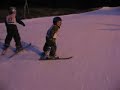 Sebastian skiando para atras