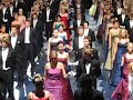 ensimm�inen tanssi, poloneesi, etualallla lepp�vaaran lukion tanssijoita, mukana tiina, kuvaus vesa saarinen

orkesterina tapiola sinfonietta.
