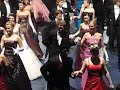 ensimm�inen tanssi, poloneesi, etualallla lepp�vaaran lukion tanssijoita, mukana tiina, kuvaus vesa saarinen

orkesterina tapiola sinfonietta.