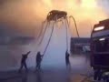 Pompiers qui soulève un voiture avec des lances a incendie