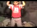 nico mueve las orejas