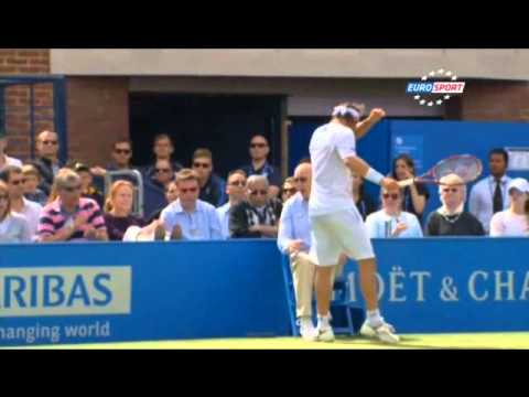 kicks linesman - Das Turnier in Queens ist mit einem Eklat zu Ende gegangen. Im Endspiel des Wimbledon-Vorbereitungsturnieres wurde David Nalbandian nach einer Unbeherrschthe...