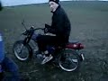 Kirsche beim Moped fahren armes Moped