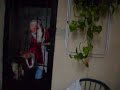 el perrito lindo no dejaba entrara a santa ! jajaj medio trucho