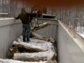 Klein filmpje.,hout laden in Habay-la-Neuve.,plaatsje in Belgie provincie Luxemburg.. Het was een dag met veel sneeuw.,heb het filmpje gemaakt om de omstandigheden te tonen.. Het hout werd overgeladen van de vrachtwagen(Volvo NH van Sotex) die verder uit het bos kwam.. Daar was het voor mij echt onmogelijk om te komen.. Het hout werd geladen in een O/T oftewel open top container 40