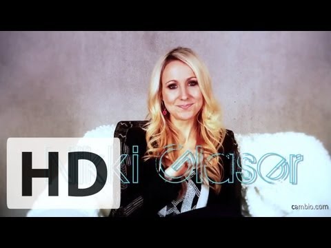 Nikki Glaser Tells Us How She Met Her Co-Host | Cambio Interview