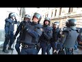 CARGA POLICIAL A ESTUDIANTES QUE PROTESTAN PACIFICAMENTE EN LA ACERA SIN CORTAR EL TRÁFICO