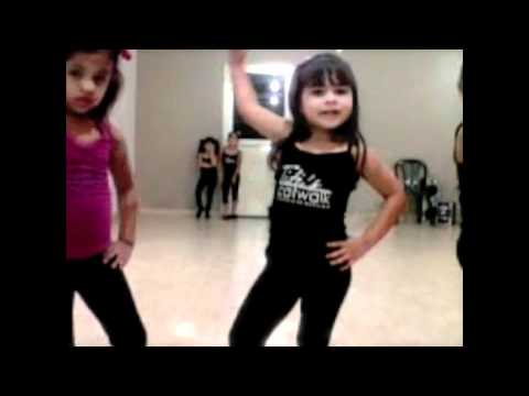 Modelaje - Video de Pasarela elaborada por las mismas alumnas. REDES SOCIALES: Twitter: https://twitter.com/#!/titiscatwalk Facebook: http://www.facebook.com/titiscatwalk.