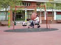 Babies, die im Sturmwind schaukeln