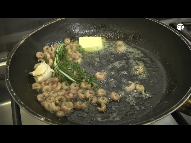 Gebratenes Kabeljaufilet gratiniert mit Büsumer Krabben mit selbtgemachter Sauce Hollandaise