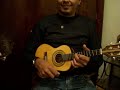 lalalaia lalalaia lalalalalalalalalalala
grande festa no barraco do n�go jo�o
pandeiro, cavaco, viola
sob a luz do lampi�o (grande festa.......do lampi�o)
de alegria dona maria chorava 
para o beb� que nascia 
aquela gente cantava 
mesmo a pouco leite, a pouco p�o 
aquele beb� foi crescendo 
vencendo as barreiras desse mundo c�o
fascinado por pandeiro, cavaquinho e viol�o
com suaves sinfonias no piano do patr�o
aquele neguinho que andava 
descal�o na rua e ao leo 
assobiando beethoven, chopin 
por�m preferindo noel 
foi assim se trasformando 
num singelo menestrel 
no barraco na favela 
pra esquecer o desamor 
escrevendo � luz de vela 
mais uma can��o de amor 
la la la ia