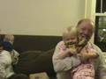 videos de Nonkel Uujoo tovert snoepjes uit ons haar.wmv