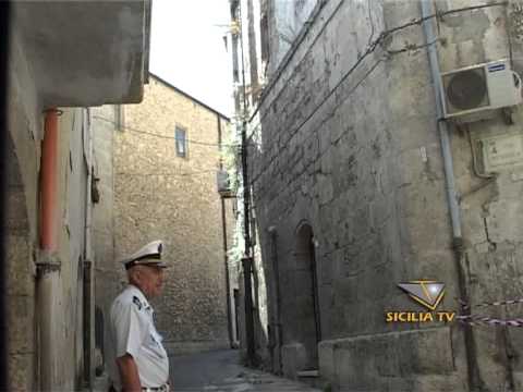 Crolla parte di cornicione di uno storico palazzo di Via Rosario a Favara. Fortunatamente si e' verificato di notte e non il fine settimana.