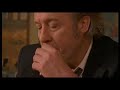 in a  brussel's chinese restaurant...
( singer: fran�ois neycken )

peter de wit, 50, wakes up in the middle of the night in the cold room of a morgue.
he doesn't even bother trying to understand how he ended there. he doesn't want to know.
he steals the wallet of one of the corpses, and decides to invent himself a new life, as lars erickson, a swedish businessman.
while wandering in brussels one night, he runs into a young woman, an artist who has visibly lost her memory.
he tells her he is her ex-boyfriend, takes her back to her place, and all of a sudden in the middle of the night, decides to take her on a trip to neuschwanstein sleeping beauty's castle in bavaria
 
r�alisation     martine doyen
sc�nario     martine doyen et val�rie lemaitre
musique : jeff mercelis
musiques additionnelles :gouda jeune, quiet stars et jeff mercelis your love is like a crown, franki verschueren et jeff mercelis
fur ludwig, r�mi mercelis

2006 / � komma � -  long m�trage r�alis� par martine doyen et  co-�crit avec val�rie lema�tre 
- s�lectionn� au forum des auteurs du 5�me festival des sc�naristes de la ciotat (2002) - prix coup de c?ur de la fondation gan pour le cin�ma 2003 (producteur : jean-luc ormi�res, of2b productions, france -- vincent tavier, la parti production, belgique) -- sortie belge  : septembre 2006 ( cin�libre). fran�aise : avril 2007 ( pierre grise distribution).

s�lectionn� (et prim�) en 2006 aux festivals suivants :

-45�me semaine internationale de la critique de cannes 2006
-festival du cinema independant de bruxelles 2006
-43rd antalya golden orange festival 2006
-filmfest hamburg -october 2006
-filmfest warsawa- october 2006
-11es rencontres du cin�ma francophone en beaujolais/ octobre 2006
prix du public 2006
-sao paulo iff -- octobre 2006
-auteurs film festival belgrade -- novembre 2006
-!f istambul -- februari 2007
-fantasporto -- februari 2007
-festival international du film de femmes de creteil 2007. france
-festival franco americain d'avignon/new york , juin 2007