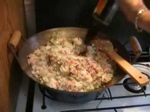 ChefRemyM - Las exposiciones del Chef Remy para cómo hacer arroz frito con filetes de jamón que usan o el puerco pero sugieren que muchos otros ingredientes de carne se ...