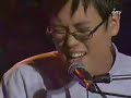 Kim Dong Ryul - ２년만에LYRICS생각이 잘 안나요 마지막 목소리아마 나는 대수롭지 않게 그냥 전활 끊었죠그리고 다음 날 단지 글 몇 줄로그렇게 나를 영영 떠나갔어요2년만에 다시 이렇게 돌아왔는데이만큼만 기다리면 됐는데곁에 없다는게 그렇게 그대 힘들었나요그럼 나는 쉬웠을까요 생각이 잘 안나요마지막 모습이 내 눈물이마중 나온 사람들을 모두 가려서아무말 못하고 괜히 어색하게서둘러 돌아선게 마지막이죠2년만에 다시 이렇게 돌아왔는데이만큼만 기다리면 됐는데우리의 미래가 그렇게 그대 두려웠나요사랑했단 말도 못하고 .......미안하단 말도 못하고 .......그저 멀리서 홀로 남을 날 생각이나 했나요나 이제 떠나요 다시는 안 올께요마지막 그 자리혹시 그대 어디선가 나를 보고 있진 않은지얼굴도 못보고 돌아가는 맘은차라리 안온만도 못할 뿐이죠 걱정은 말아요혹시라도 길을 걷다 마주칠 일 조차 없어요할말은 많아도단지 그 어디에 잘 살고 있는지만 알면 족해요