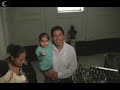 tras cuatro a�os de su nacimiento, milagros cerr�n ya es toda una celebridad. c�mo parte de una campa�a internacional de ni�os con malformaci�n, ella pos� con la cantante canadiense celine dion.