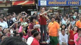 องค์เจ้าแม่กวนอิม ลงประทับทรงนักท่องเที่ยวในวันตรุษจีนปากน้ำโพ2553