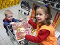 Eszti �s Benci a boltban