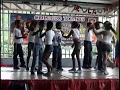 Niños de primaria bailando