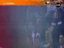 Charge policiere violente pour une banderole pourant autorisée.Des l'arrivée des Marseillais à Madrid, les Guarda espognol a encerclée, fouillée sans menagement les supporters marseillais avant de les parquer comme des animaux. Et a fini son spectacle par des violences inacceptable pour une petite banderole inofensive.Femmes , enfants, handicapés ont été touchés , sans oublier les cris de singes sur certains joueurs, les bras tendus (mais que fait la police?)des sups adverses et même Mathieu Valbuena qui s'est fait insulté par l'entraineur de l'Atletico. Pathetique.L'UEFA doit sanctionné lourdement et faire un exemple.