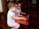 Ayudando a Brune con la caja Ayudando a Brune con la caja