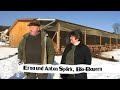 Was machen die Hühner im Winter? Bio-Hühner aus Freilandhaltung picken im Schnee