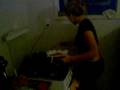 LEKA NA COZINHA FAZENDO MERDA