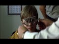au d�but de l�t� 68, l�on dor�(antoine l�cuyer), 10 ans, passe � un
cheveu de se pendre accidentellement. sa m�re le sauve in extremis, comme l�t� pr�c�dent dans la piscine, comme il y a deux ans dans le cong�lateur. l�on est une bombe � retardement � limagination fertile. bien s�r, il y a papa (daniel bri�re) et maman (suzanne cl�ment) qui s'engueulent tout le temps. il y a aussi les maudits voisins et leurs vacances � la mer. et �videmment, il y a l�a (catherine faucher), la voisine fatigante qui a toujours raison.

quand maman d�cide de quitter la famille pour aller refaire sa vie en gr�ce, l�on va tout faire pour sublimer la douleur. piller la maison du voisin, devenir menteur professionnel, trouver de l'argent pour acheter un billet d'avion pour la
gr�ce. et m�me, pourquoi pas, tomber amoureux de l�a. ensemble, ils r�ussiront le temps d'un �t� � surmonter la douleur de vieillir quand on se sent abandonn�.
